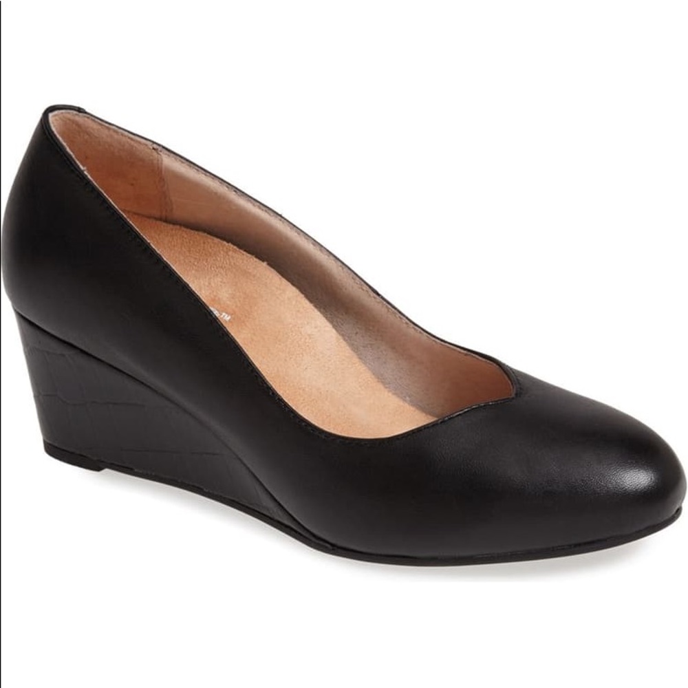 Vionic Antonia Black Leather Wedge Pump - 7 US